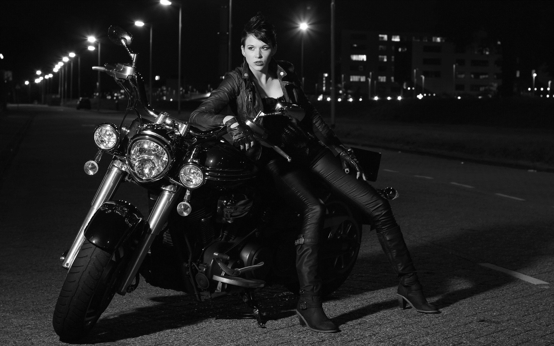 Photo Beautiful girls and motorcycles in Sheffield